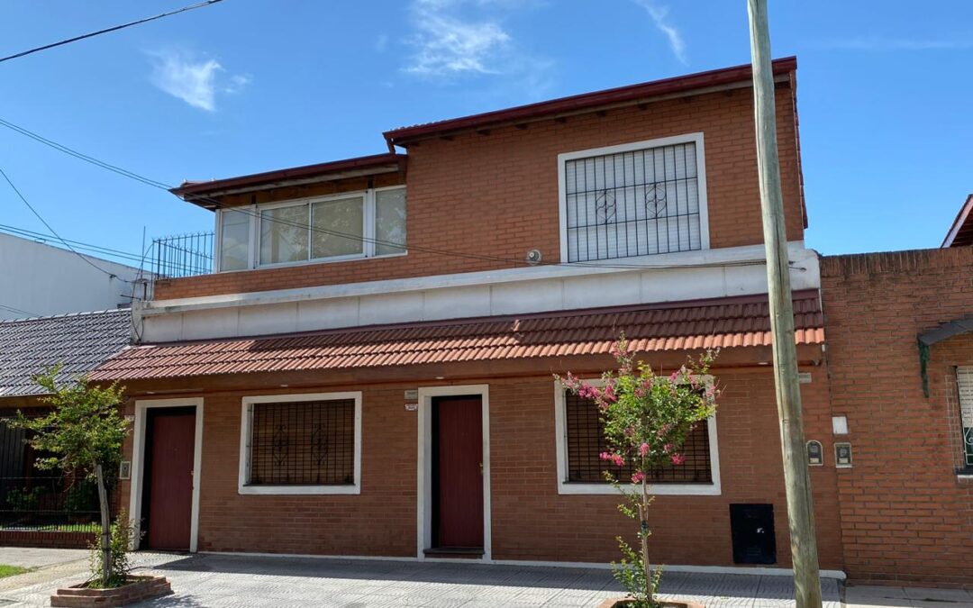 Casa 4 ambientes con pileta y quincho