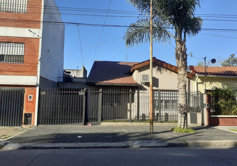 176 – CHALET 3 AMBIENTES CON JARDIN