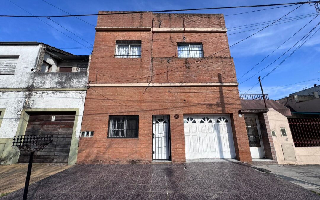 COD – 220 CASA MULTIFAMILIAR DE 2 Y 3 AMBIENTES CON COCHERA